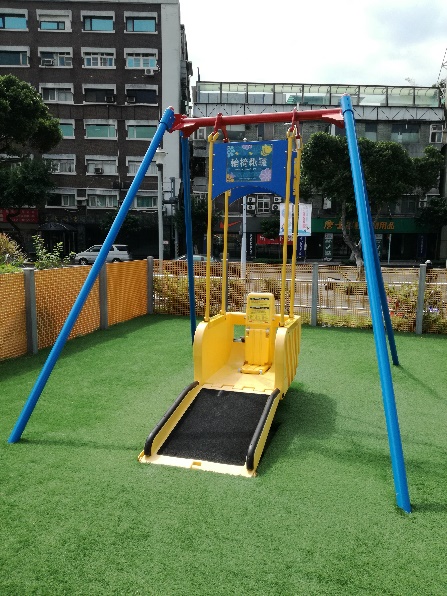 Picture 2: Swing children in wheelchair can use. Projects to promote inclusiveness in the playground have been ongoing in Japan, too.{a href='#e3' id='a3'}*3{/a}