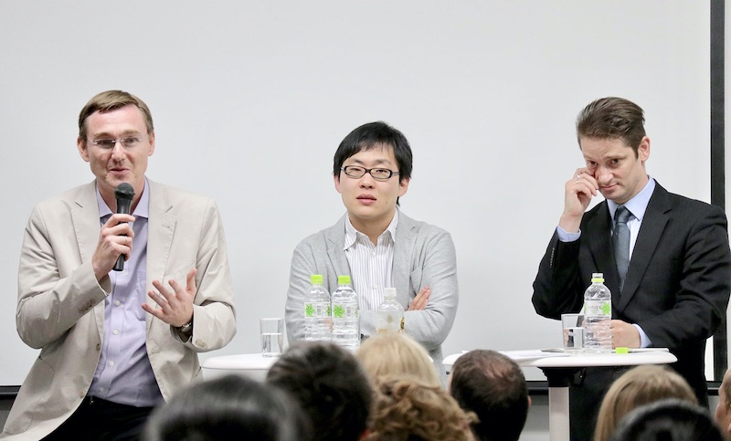 写真2：ドイツ日本研究所での講演時の写真。筆者は中央。右は本文でも言及したLevi McLaughlin氏で、左は政治学者のAxel Klein氏。