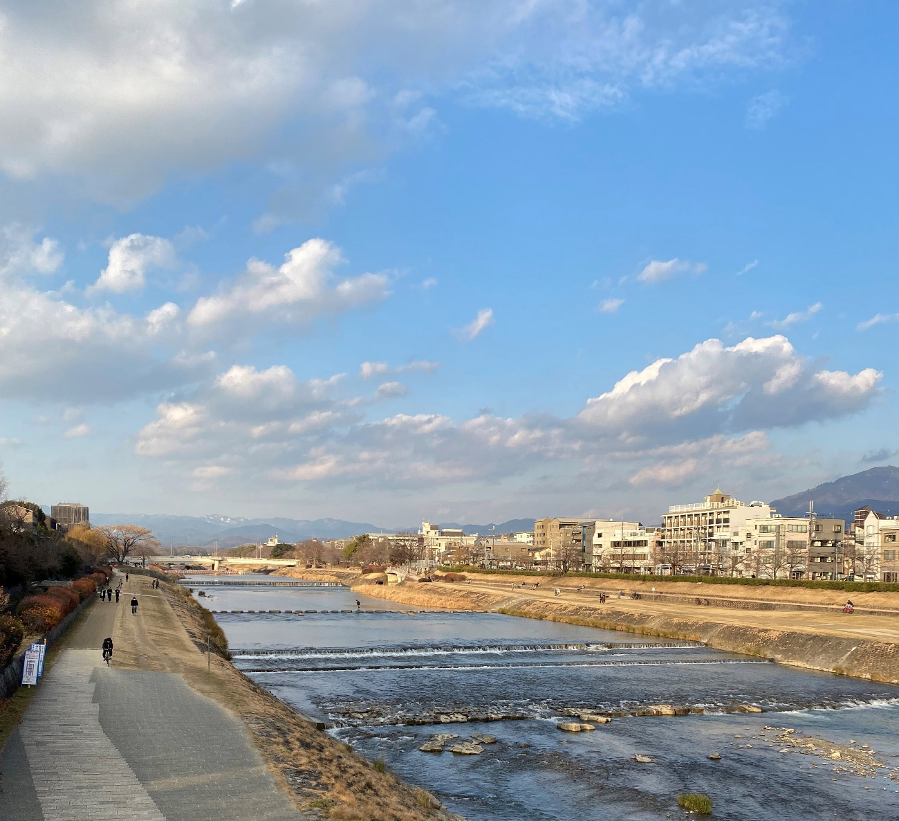 写真2：京都の雲と鴨川（著者撮影）