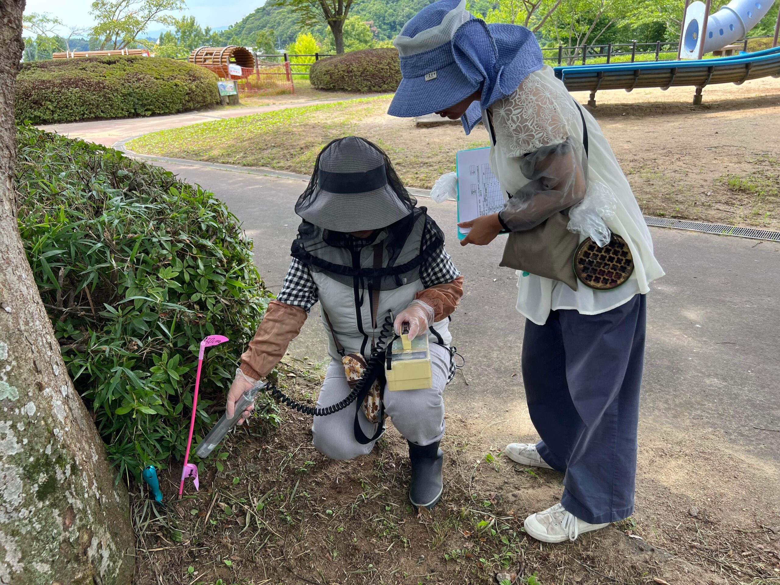 写真2: 公園の放射線量測定に同行した。子どもが遊んでいる隣で測定をおこなうという、非日常が現在も続いている。