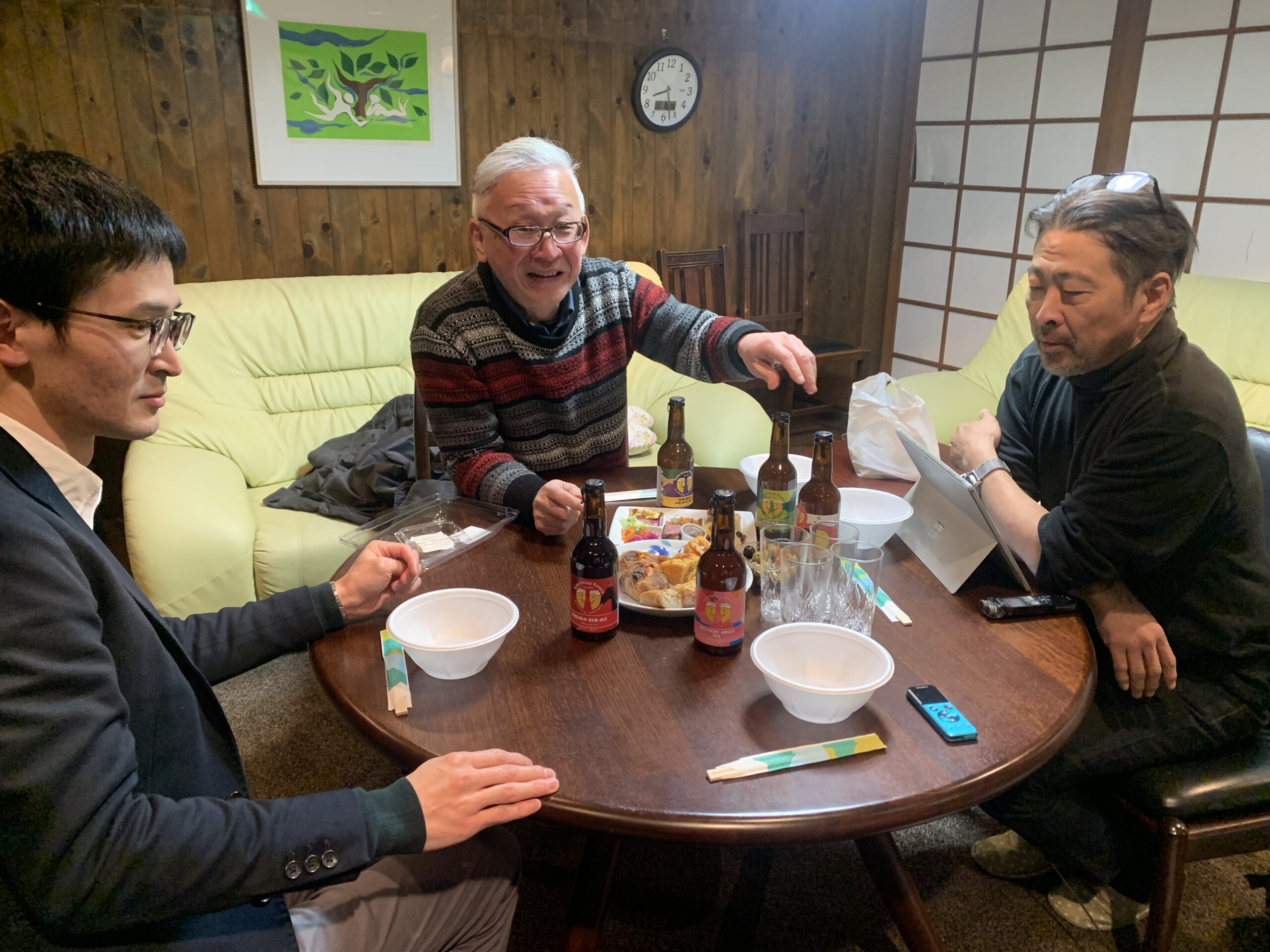 写真1 高木俊介氏のインタビュー後の風景(2022年12月19日、たかぎクリニック、左:篠原史生、中央:高木俊介、右:立岩真也、撮影者:舘澤謙蔵)